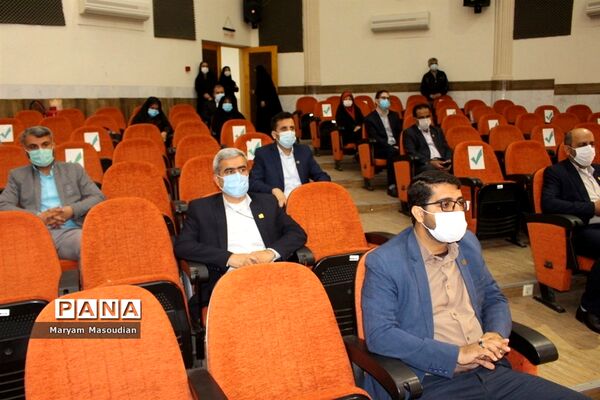 تجلیل از طلایه‌داران تربیت در بوشهر