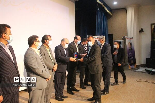 تجلیل از طلایه‌داران تربیت در بوشهر