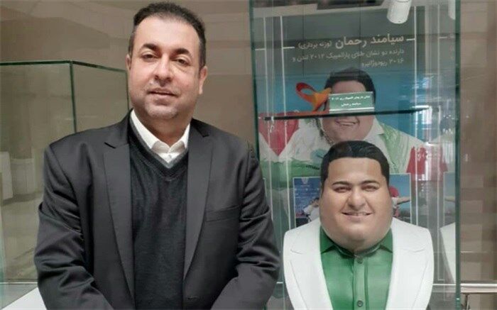 پیام عزیزی قطعه موسیقایی «پهلوان خندان» را برای «سیامند رحمان» ‌خواند