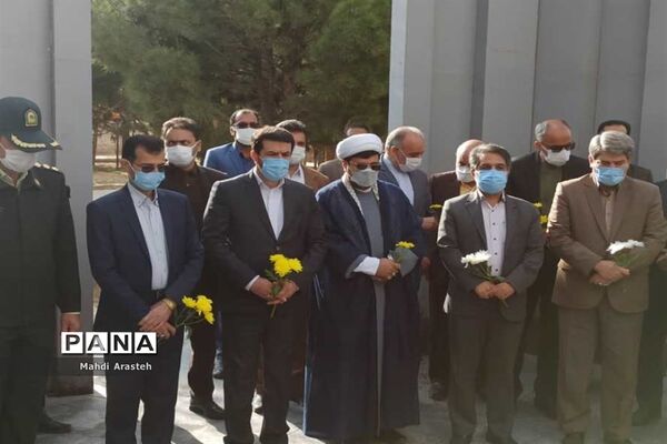 غبار روبی مزار شهدای گمنام شهر اسدیه با حضور استاندارخراسان جنوبی