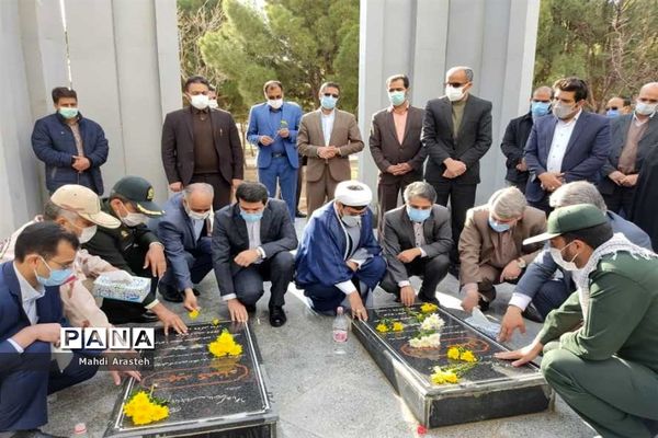 غبار روبی مزار شهدای گمنام شهر اسدیه با حضور استاندارخراسان جنوبی