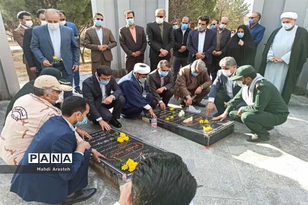 غبار روبی مزار شهدای گمنام شهر اسدیه با حضور استاندارخراسان جنوبی