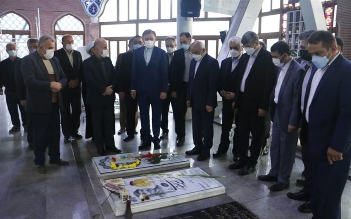 ادای احترام حاجی میرزایی به مقام شامخ شهدای ۸ سال دفاع مقدس و میرزا کوچک خان جنگلی