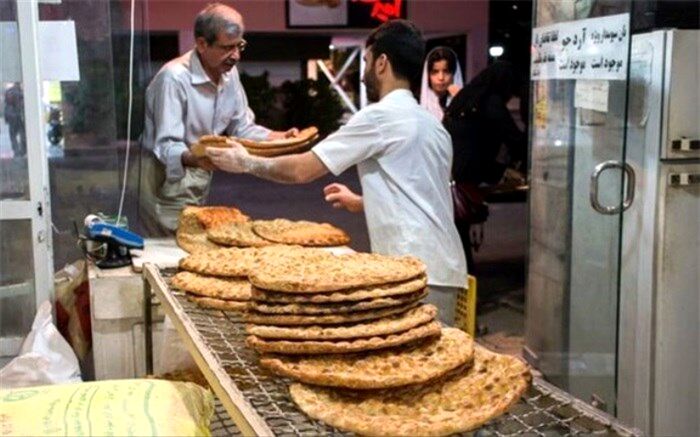 توصیه‌های کرونایی؛ قبل از خرید نان دست خود را با الکل ضدعفونی کنید