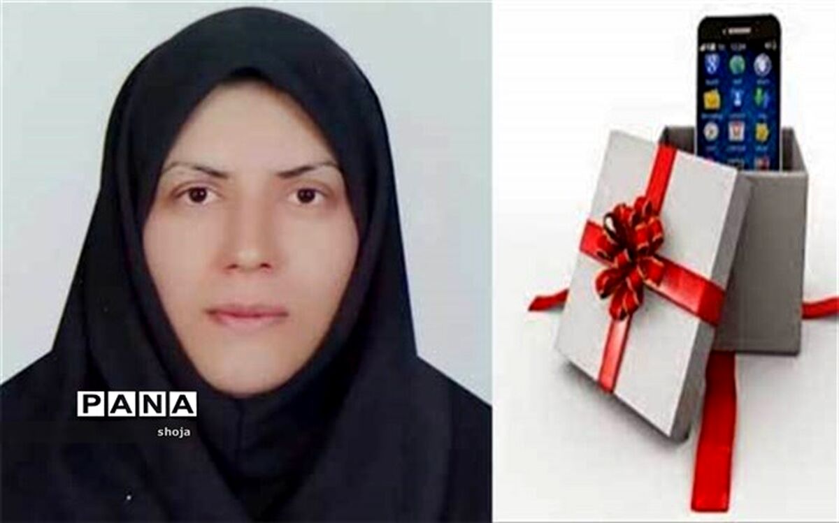 معلم فلاورجانی سه عدد گوشی هوشمند به دانش آموزانش هدیه داد