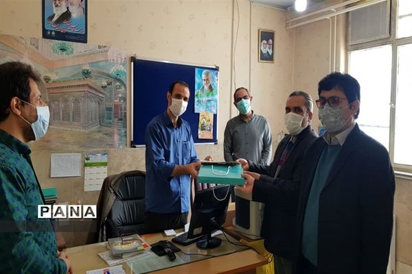 تجلیل از همکاران حوزه پرورشی و تربیت بدنی مدارس منطقه ۱۷