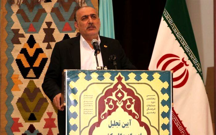 نباید از فعالیت و زحمات معلمان و هنرمندان غفلت کنیم