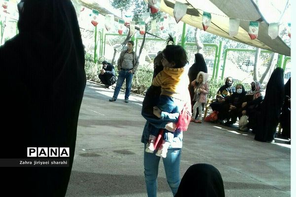 حضور انبوهی از مردم در صف مرغ، بدون درنظر‌گرفتن پروتکل‌های بهداشتی