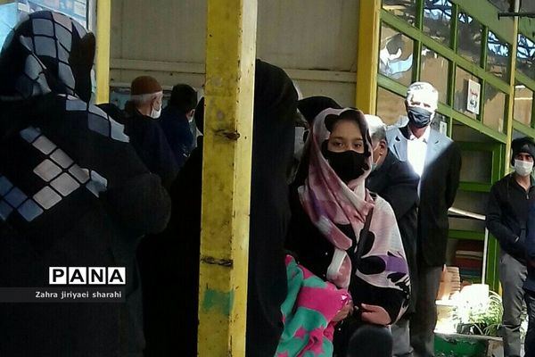 حضور انبوهی از مردم در صف مرغ، بدون درنظر‌گرفتن پروتکل‌های بهداشتی