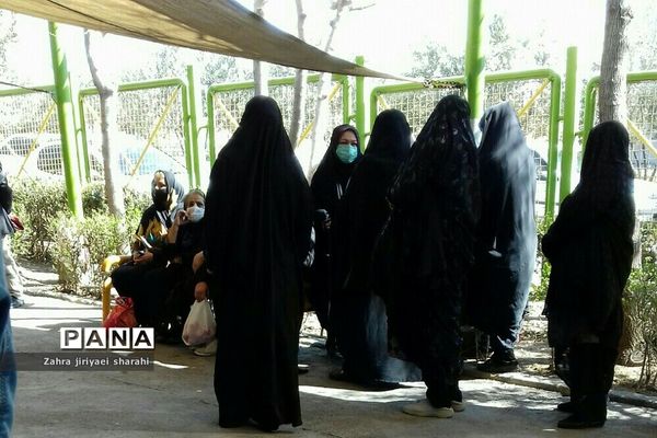 حضور انبوهی از مردم در صف مرغ، بدون درنظر‌گرفتن پروتکل‌های بهداشتی