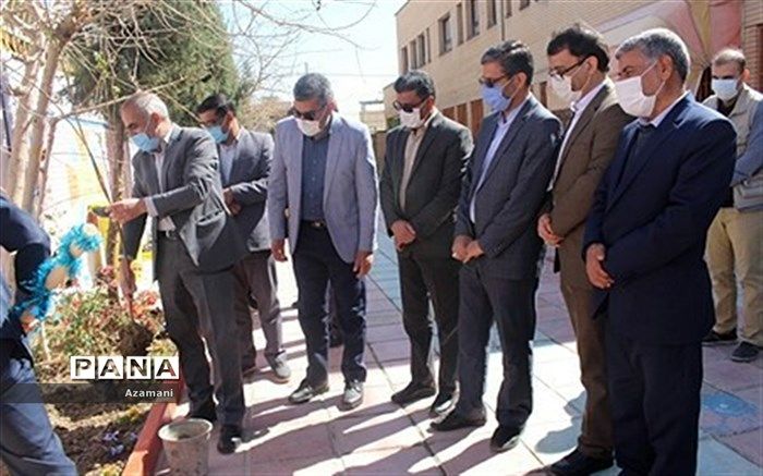 کاشت یک اصله نهال به مناسبت روز درختکاری در دبستان اصلانی