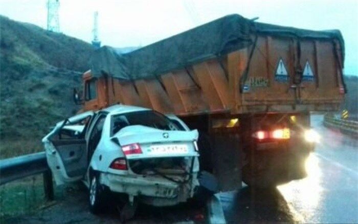 تصادف در اتوبان؛ کامیون واژگون شد