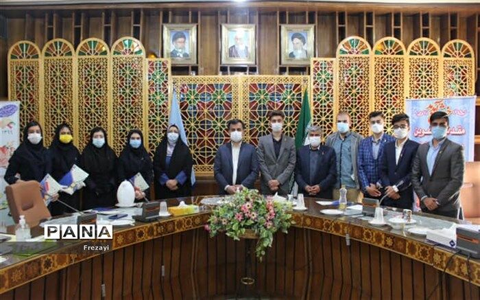 نشست صمیمی اعضای مجلس دانش آموزی استان اصفهان  با مدیرکل آموزش وپرورش استان