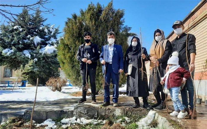 اهدای ۱۶۲ اصله نهال به تعداد مجموع سن شش نفر از اعضای خانواده