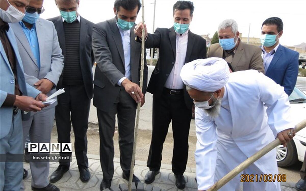 غرس ۱۶  اصله نهال مثمر به یاد شهدای فرهنگی و دانش آموز در آموزش و پرورش خواف
