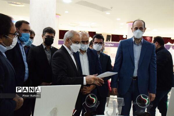 بازدید وزیر آموزش و پرورش از نمایشگاه دستاوردهای آذربایجان شرقی