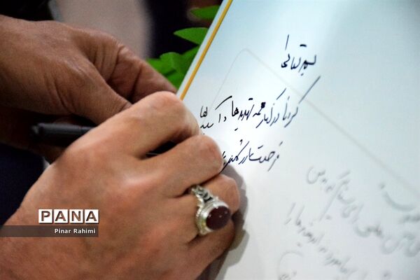 بازدید وزیر آموزش و پرورش از نمایشگاه دستاوردهای آذربایجان شرقی