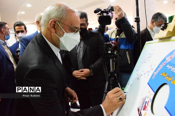 بازدید وزیر آموزش و پرورش از نمایشگاه دستاوردهای آذربایجان شرقی
