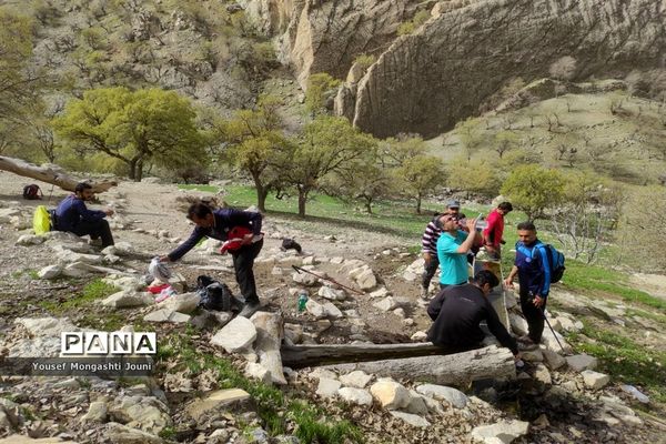صعود فرهنگیان باغملک به قله ریز گر رشته کوه زاگرس