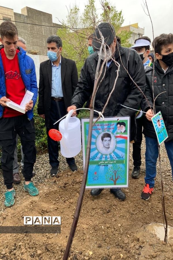 کاشت نهال ایثار به نیابت شهدا در روز شهدا