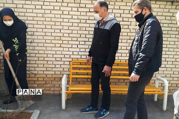 غرس نهال در هنرستان ایثار ناحیه یک شهرری به مناسبت هفته منابع طبیعی