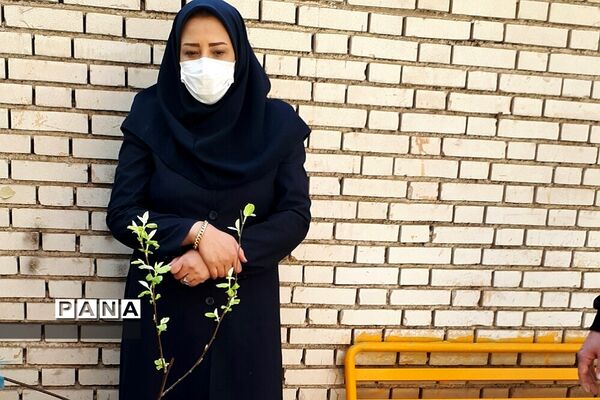غرس نهال در هنرستان ایثار ناحیه یک شهرری به مناسبت هفته منابع طبیعی