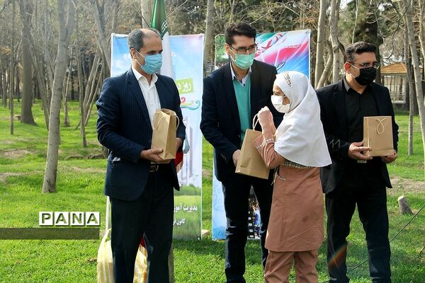 کاشت چند اصله نهال از سوی سازمان دانش‌آموزی جمهوری اسلامی