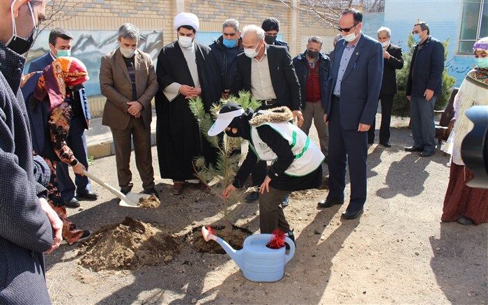 غرس نهال توسط اعضای گروه  پیشتازان آموزشگاه دخترانه سبلان ناحیه یک اردبیل