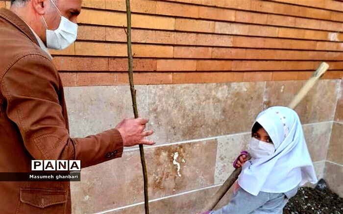کاشت نهال به دست دانش‌آموزان دبستان حضرت معصومه(س) ناحیه یک شهرری