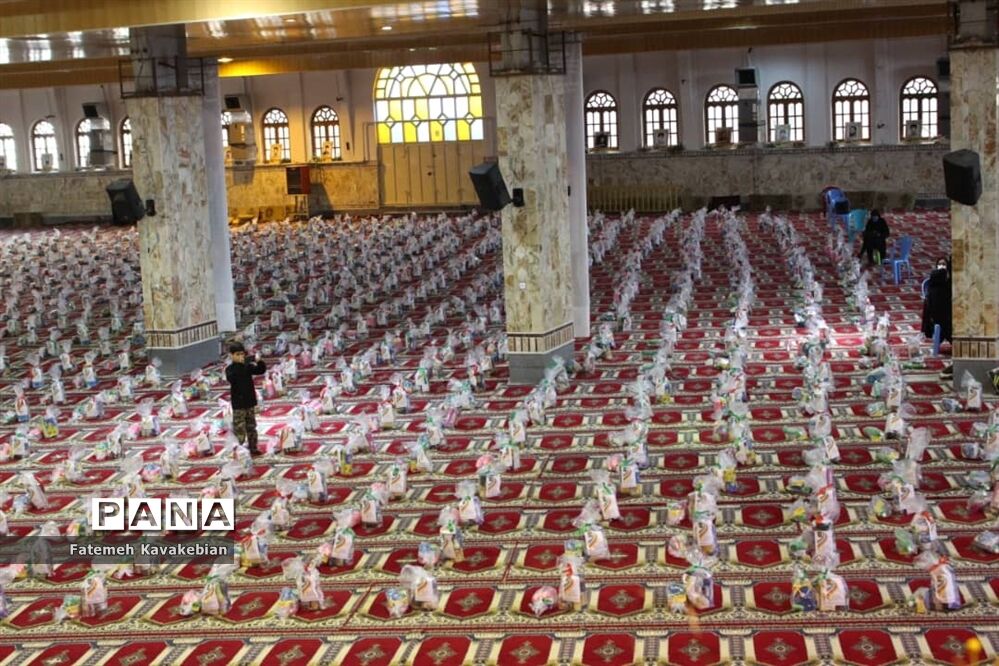 بسته‌بندی و توزیع ۱۵۰۰ بسته غذایی در مصلی ساری