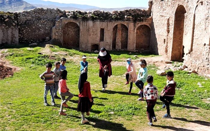 دانش‌آموزانم را برای زندگی کردن آماده می‌کنم