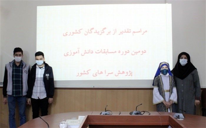 با حافظ و شاهنامه خوانی یک ایرانی اصیل باشیم