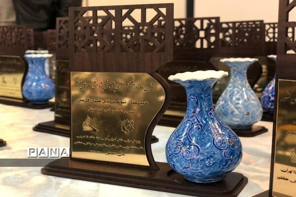 تجلیل از برگزیدگان جشنواره نانو