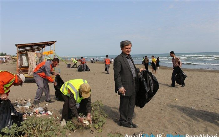 پاکسازی ساحل یکی از روستاهای بندرانزلی