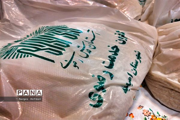 توزیع ۱۲۹ بسته کمک معیشتی به نیازمندان در شهرستان امیدیه
