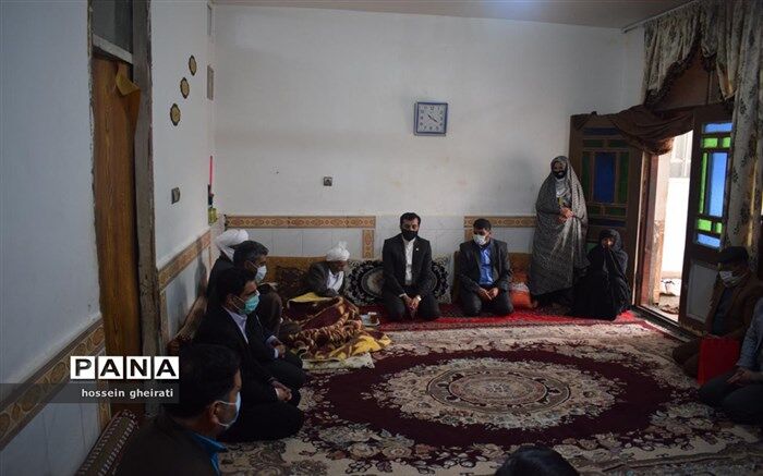 دیدار مدیر اداره آموزش و پرورش شهرستان خواف با خانواده‌های شهدای فرهنگی و دانش آموز
