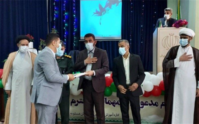 درمدرسه تراز انقلاب ، یک نفر ابلاغ تربیتی دارد اما همه تربیت را ابلاغ می کنند