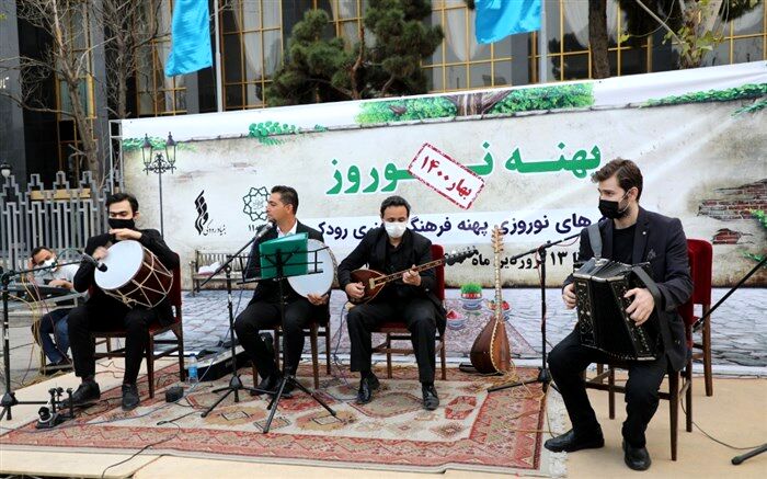 کنسرت‌های موسیقی محلی و نقالی مرشد میرزاعلی هرشب مقابل تالار وحدت