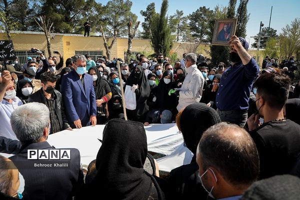 مراسم تدفین پیکر مرحوم آزاده نامداری