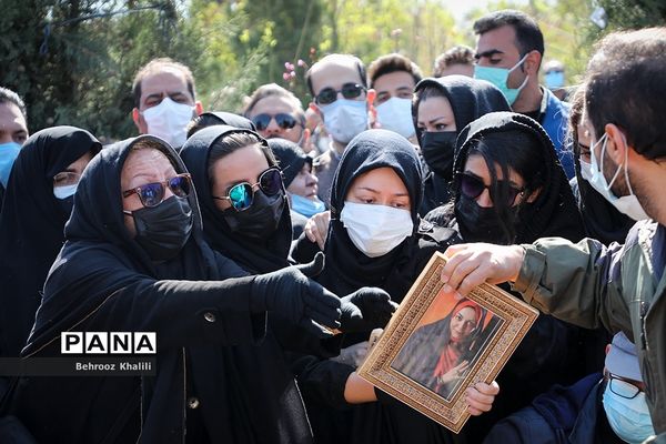 مراسم تدفین پیکر مرحوم آزاده نامداری