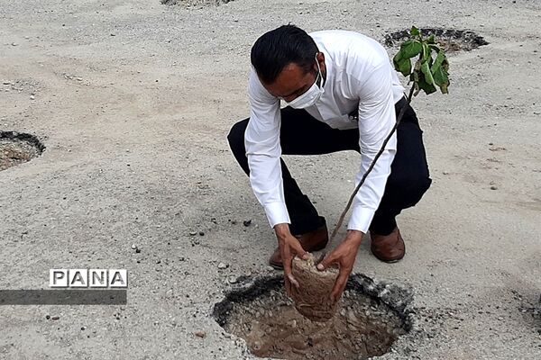 کاشت درخت به مناسبت آغاز بهار در شهرستان کارون