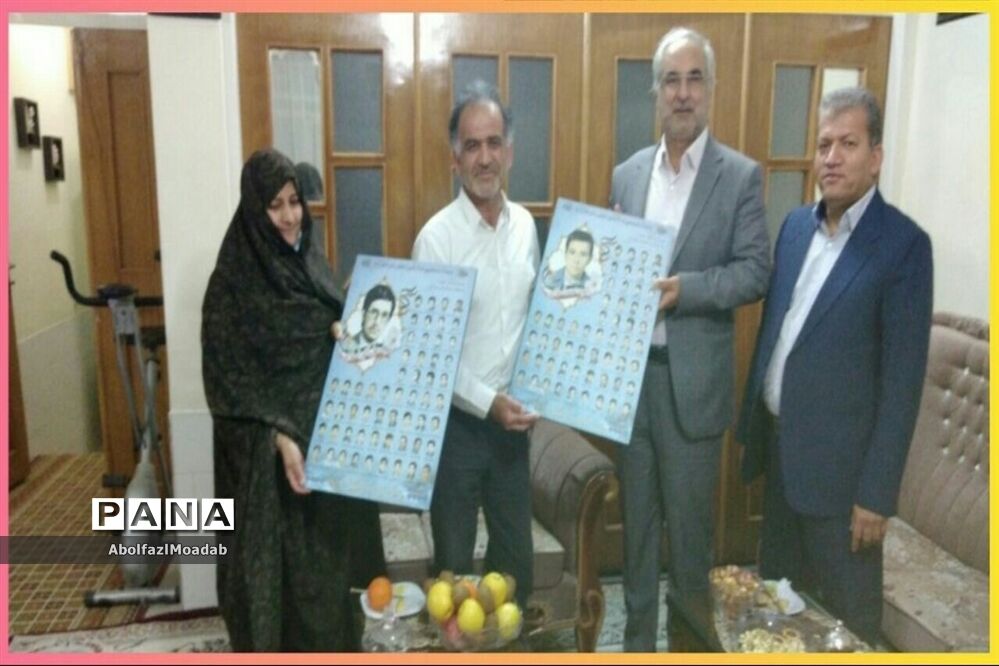 اهدا پوستر شهدای دانش آموز و معلم خلیل آبادبه خانواده آنان