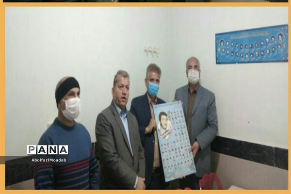 اهدا پوستر شهدای دانش آموز و معلم خلیل آبادبه خانواده آنان