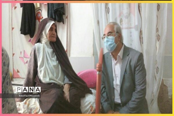 اهدا پوستر شهدای دانش آموز و معلم خلیل آبادبه خانواده آنان