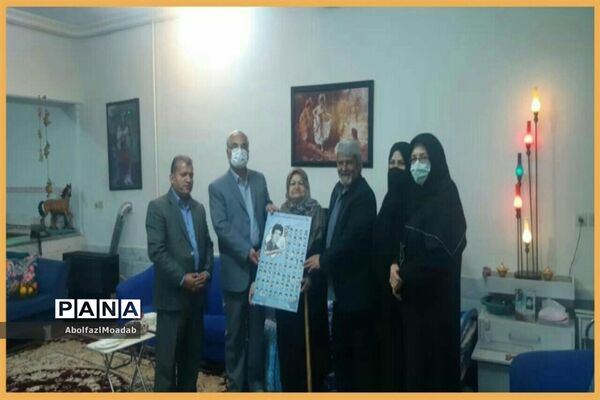 اهدا پوستر شهدای دانش آموز و معلم خلیل آبادبه خانواده آنان
