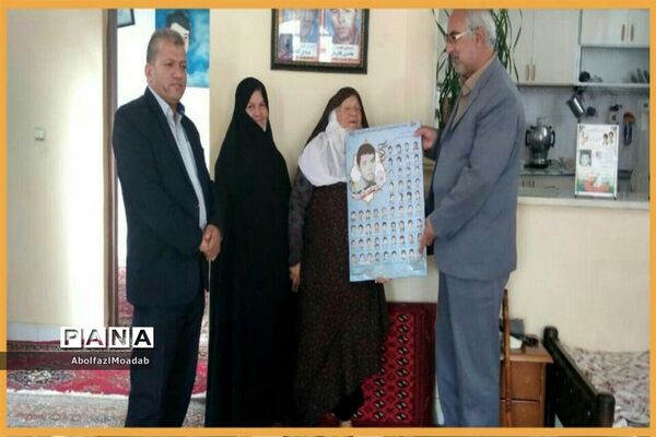 اهدا پوستر شهدای دانش آموز و معلم خلیل آبادبه خانواده آنان