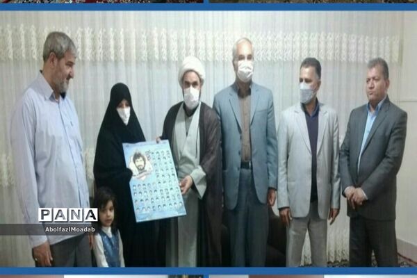 اهدا پوستر شهدای دانش آموز و معلم خلیل آبادبه خانواده آنان