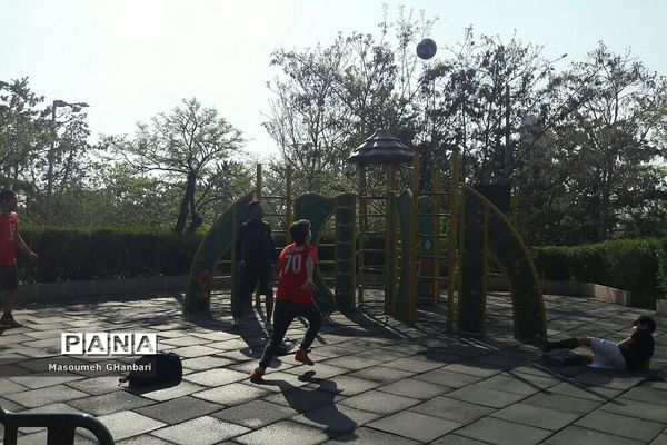 ورزشکاران رشته فوتبال و بسکتبال در پارک طالقانی