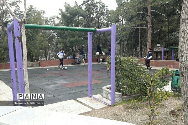 ورزشکاران رشته فوتبال و بسکتبال در پارک طالقانی