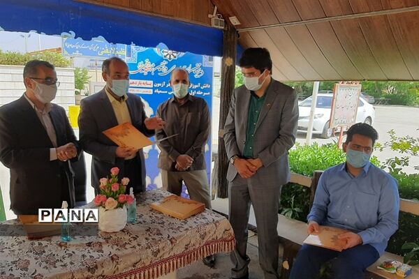 تجلیل از دانش‌آموزان برتر پایه دهم و یازدهم دبیرستان استعدادهای درخشان یزد